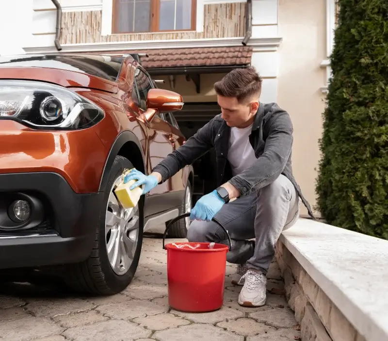 Lavage auto à domicile Dozulé : professionnel intervenant sur un véhicule